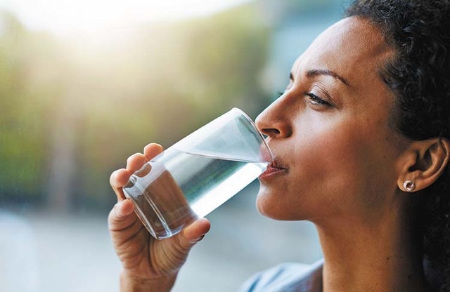 水を飲む女性